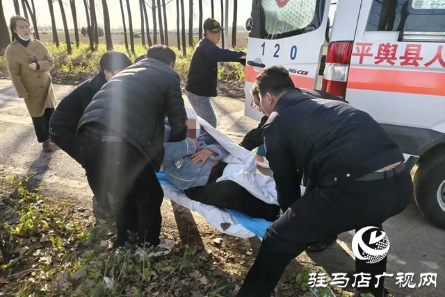 平輿：一轎車側翻入溝四人被困 警民攜手寒水中成功營救