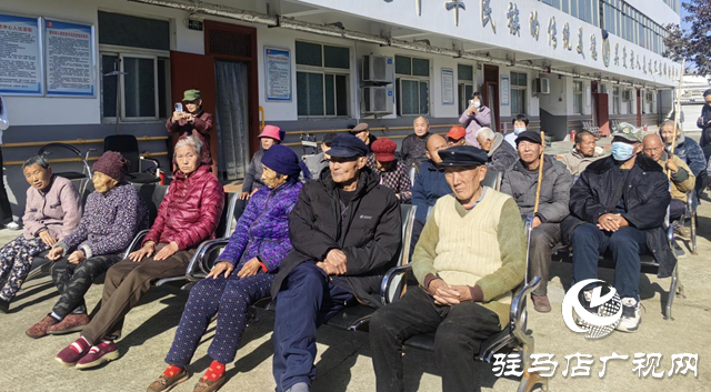 驛城區香山街道:文藝匯演暖“夕陽”