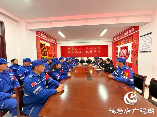 驛城交警聯合天中救援隊舉行交管義警隊授旗儀式 警民攜手筑牢交通防線