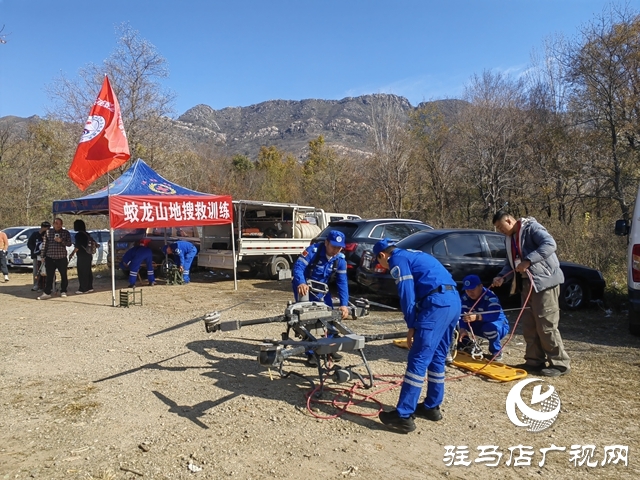 駐馬店蛟龍義務搜救隊螞蟻山實戰拉練 錘煉山地救援硬功