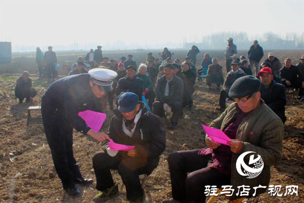 預(yù)熱122!平輿交警“美麗鄉(xiāng)村行”走進(jìn)張樓村,安全禮包送到家