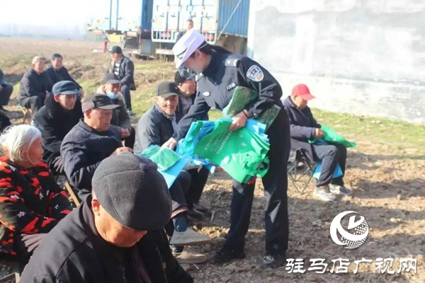 預(yù)熱122!平輿交警“美麗鄉(xiāng)村行”走進(jìn)張樓村,安全禮包送到家