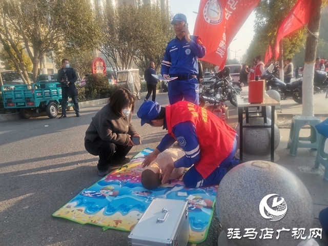 國際志愿者日 駐馬店開發(fā)區(qū)天中救援隊(duì)街頭服務(wù)暖人心