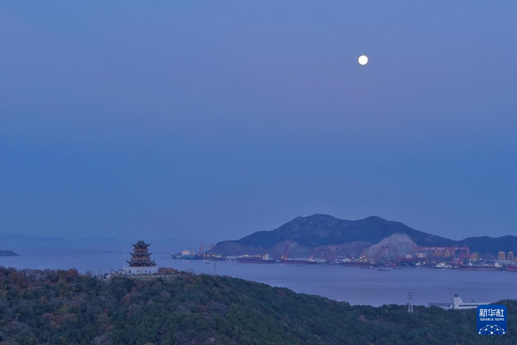 “超級月亮”亮相天宇