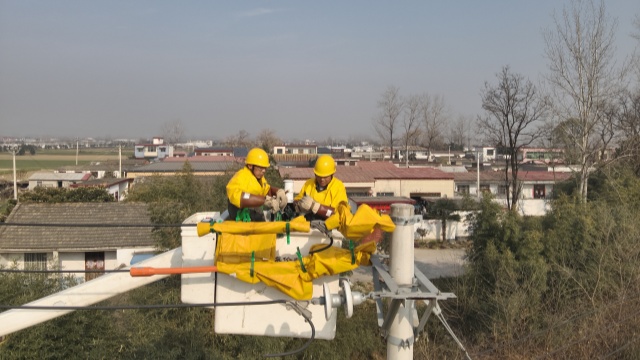 確山縣供電公司:帶電作業除隱患 備戰冬峰不停電