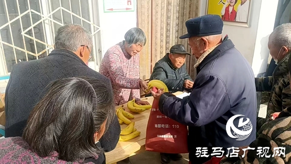 平輿縣萬金店鎮(zhèn)養(yǎng)老院:鮮果傳遞溫情 互助溫暖人心
