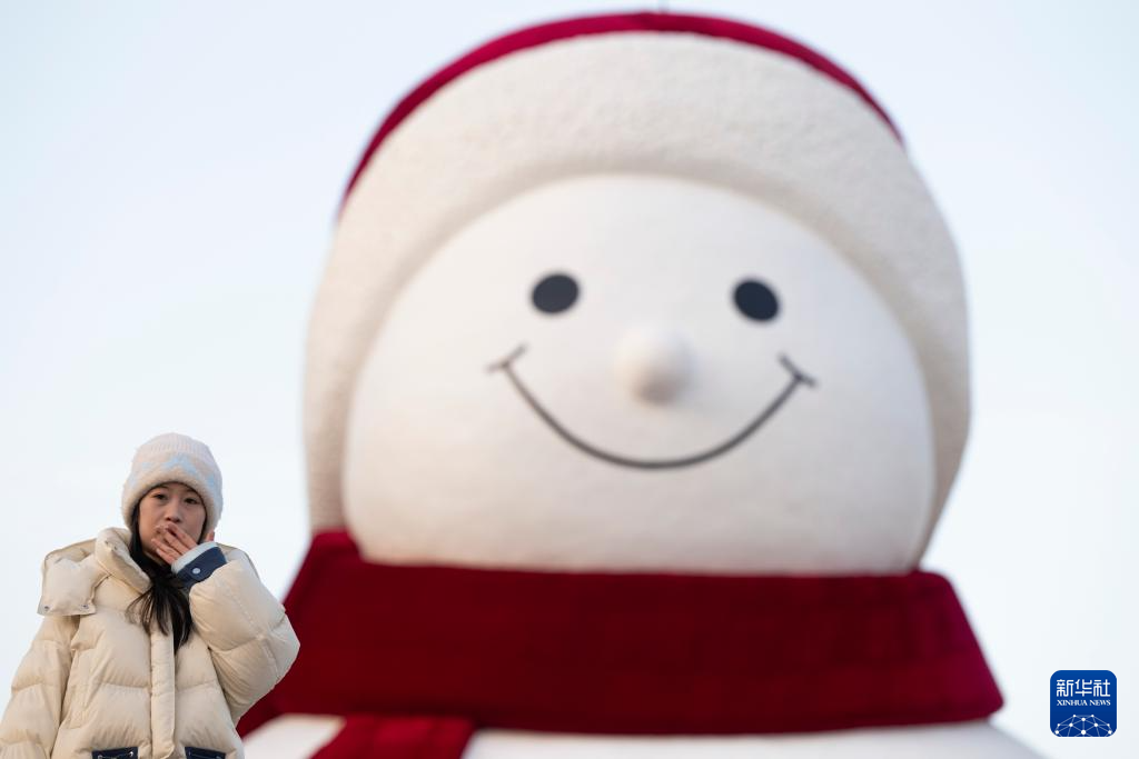 “冰城”大雪人亮相