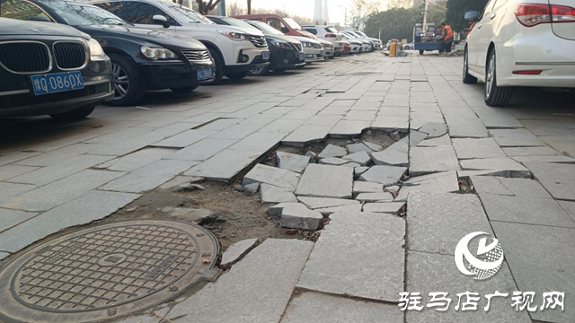 駐馬店市區通達路人行道板破損嚴重 市政部門：將修復并加裝阻車樁