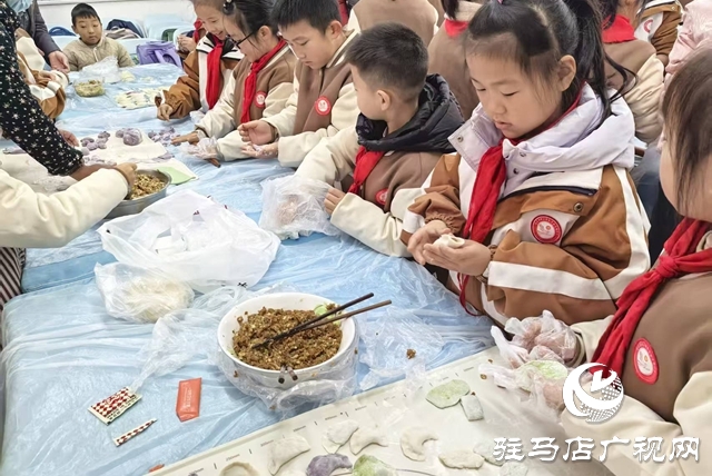 駐馬店市金雀路小學開展包餃子主題活動