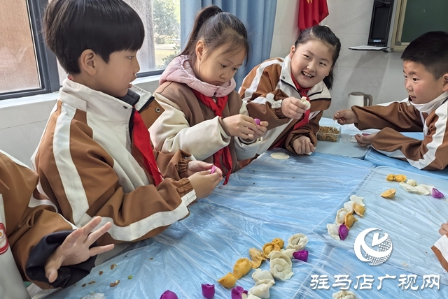駐馬店市金雀路小學開展包餃子主題活動