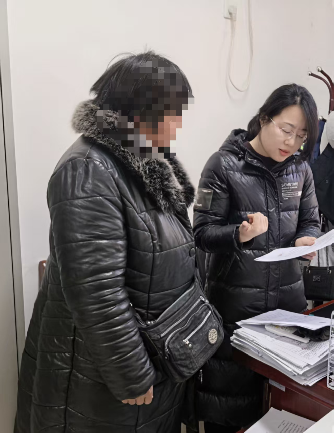 基層法庭干警鄰里調解